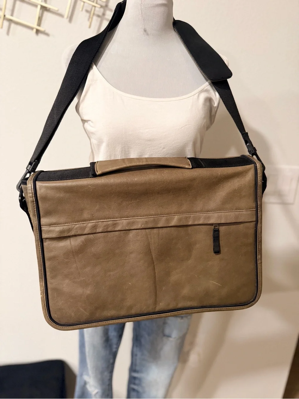 Men's Tan Leather Messenger Bag with Adjustable Shoulder Strap